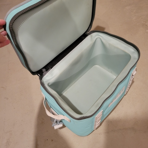 YETI Soft Cooler in Aquifer Blue 18 - Picture 2 of 6